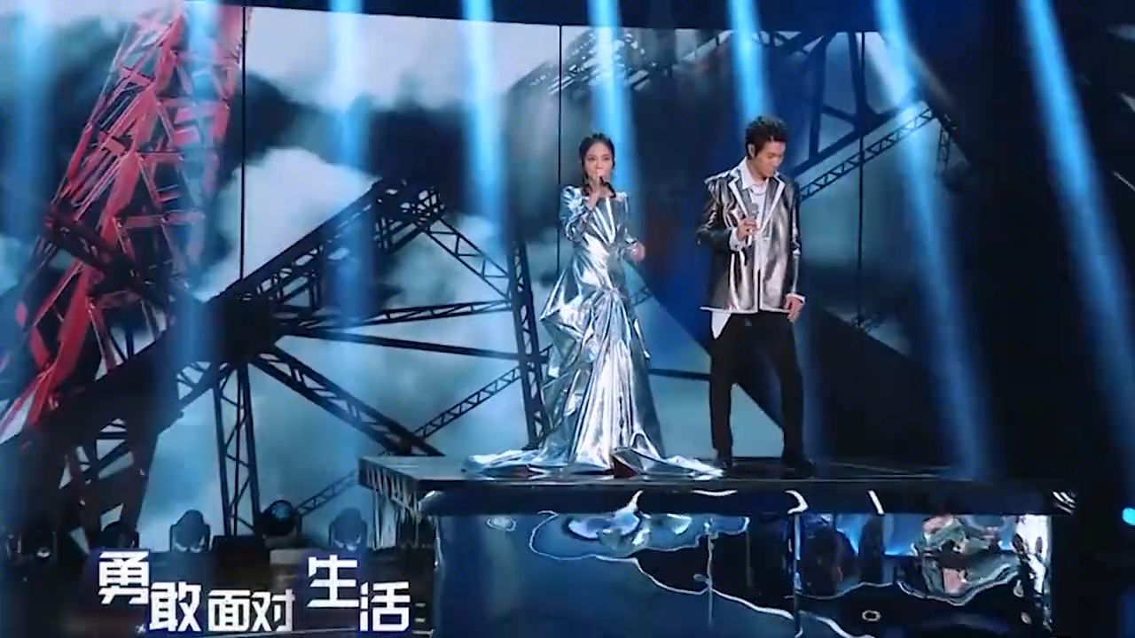 顶级唱功和“顶级流量”唱同一首歌，这对比太尴尬，纯实力碾压