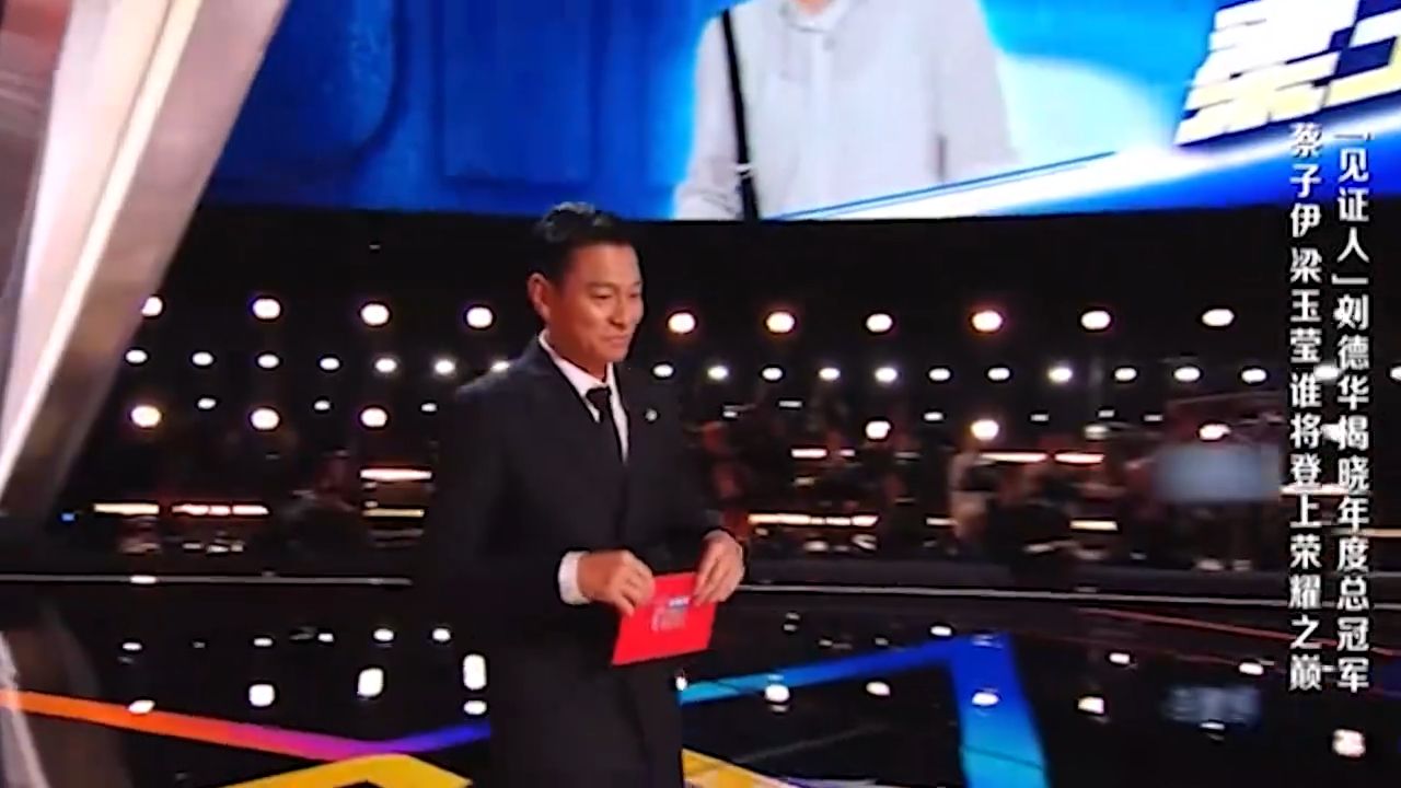 顶级歌手“冒充”学员参赛，竟没有一人转身，一转身全体起立致敬