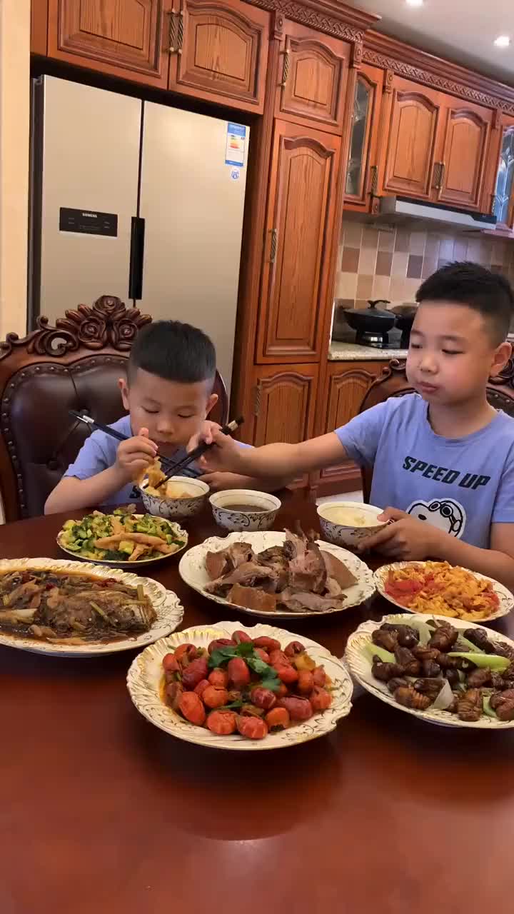 不愧是富豪家孩子吃的晚饭,一顿六个菜,穷人奢望不起啊_手机新浪网