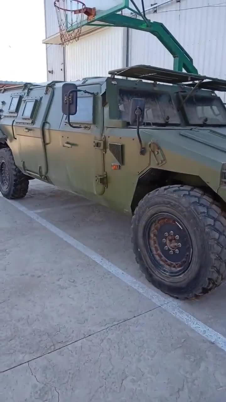 街头偶遇一辆"退役"的东风猛士,内饰比车身更霸气!_手机新浪网