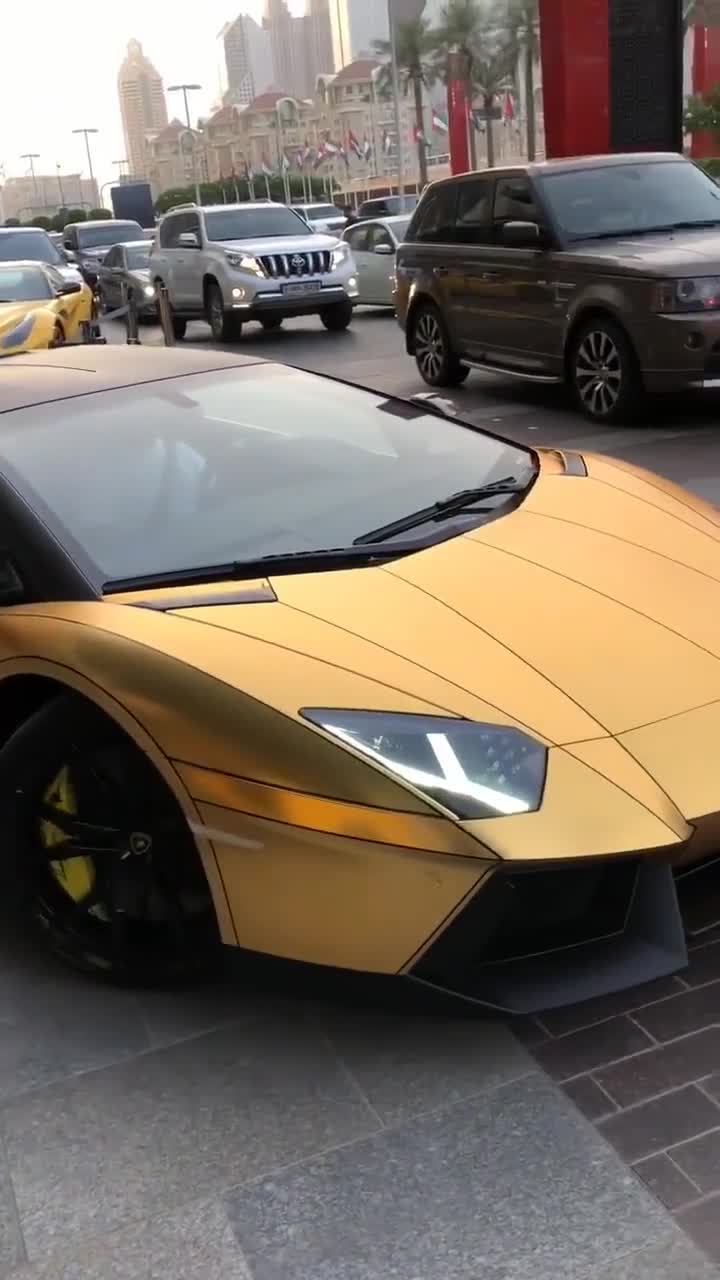 罕见的一辆黄金跑车兰博基尼车都开走了还有人在拍照呢