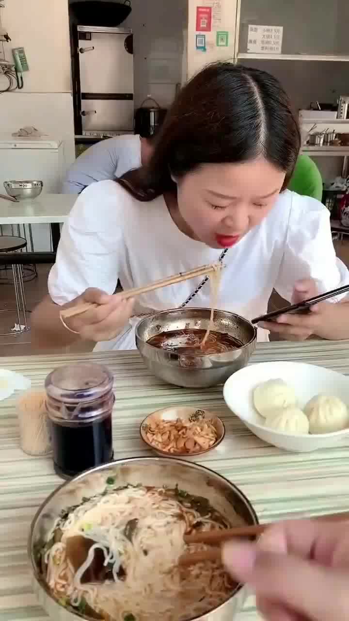 跟女朋友一起吃饭只顾着看手机