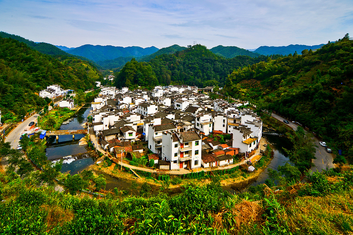 我国最圆的村庄，一条小溪环绕整个村子，1400余人，就在江西