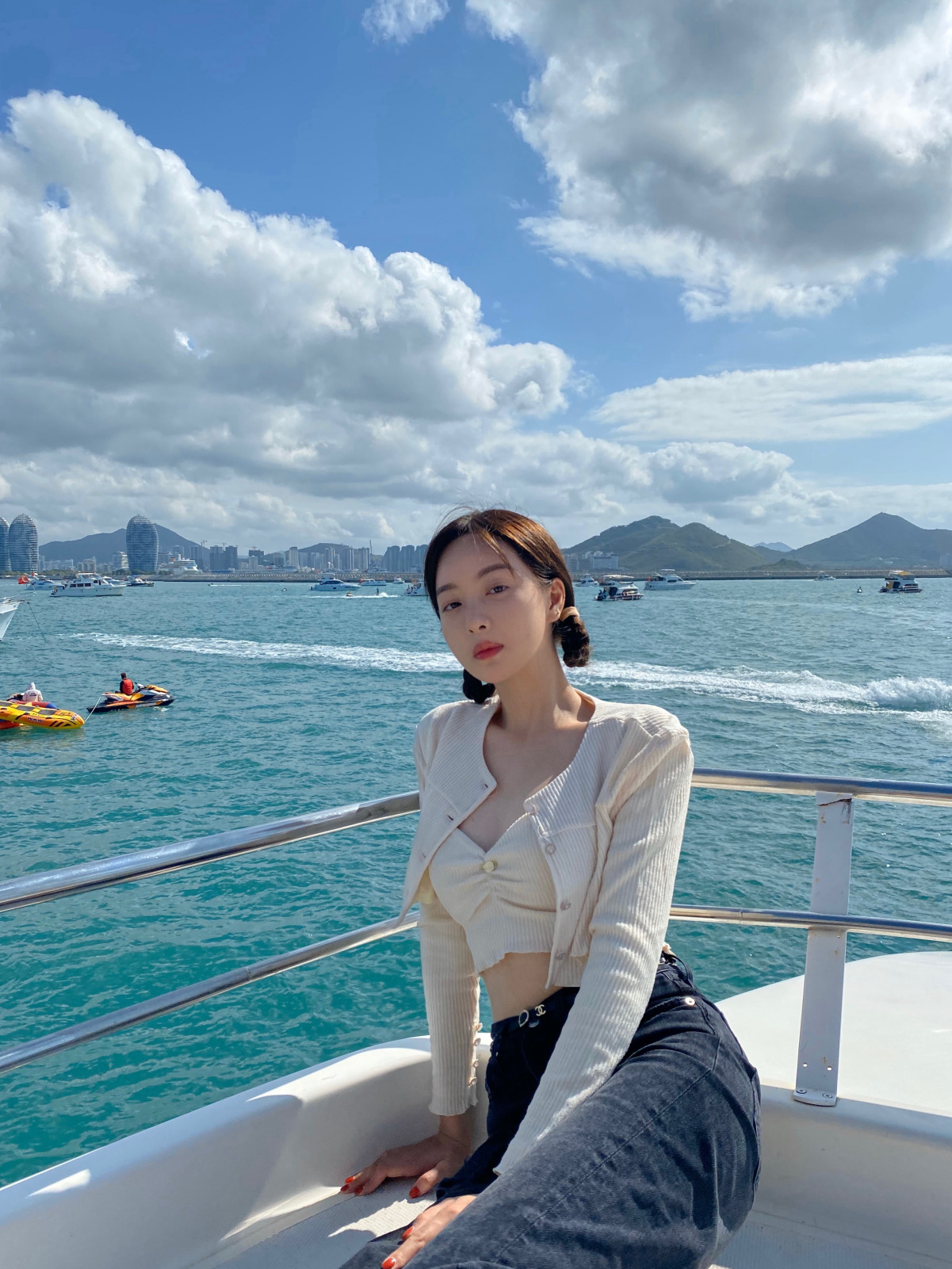 赵尧珂身穿一件白色露脐内搭外搭一件同色系短款