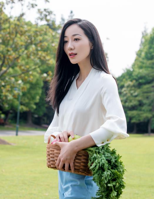 被韩雪的气质给征服了知性女人的简约白色穿搭看上去超有韵味