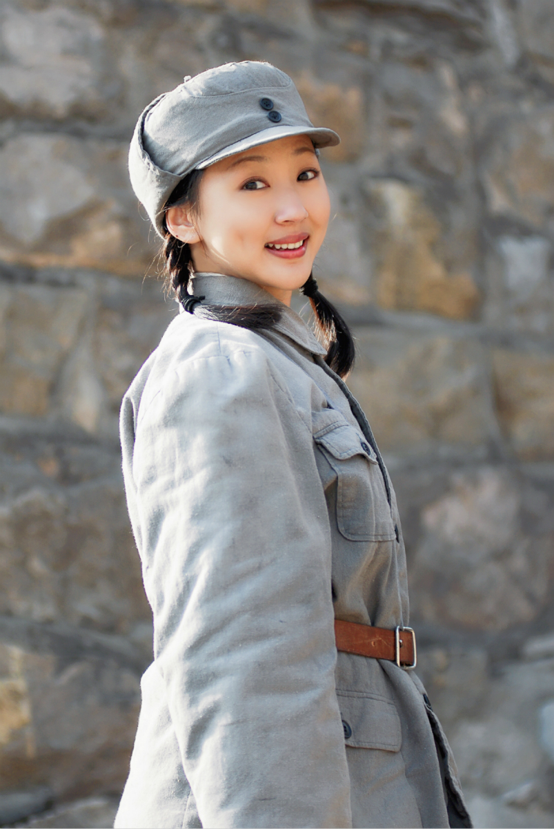 《烽火硝烟里的青春》首播闵春晓"剧抛脸"再塑迥异角色