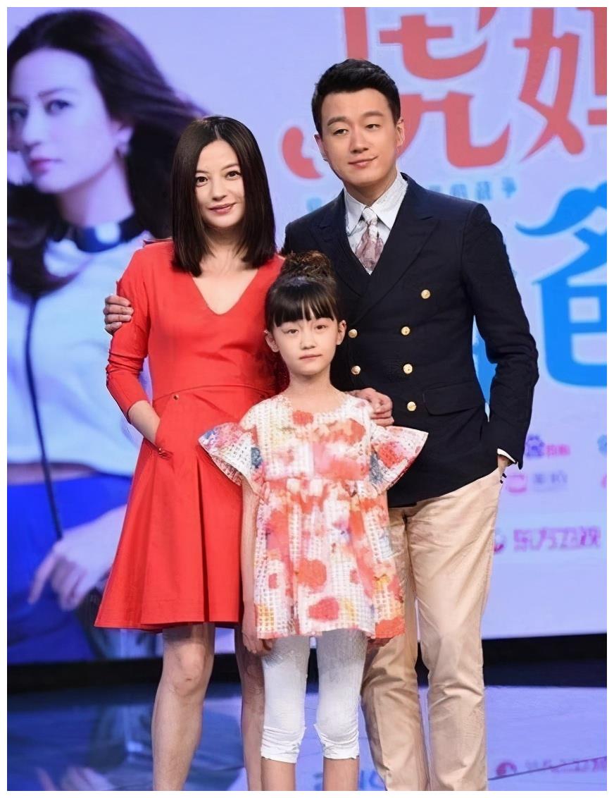 赵薇女儿出落成大姑娘了标准初恋脸大长腿吸睛又美又飒