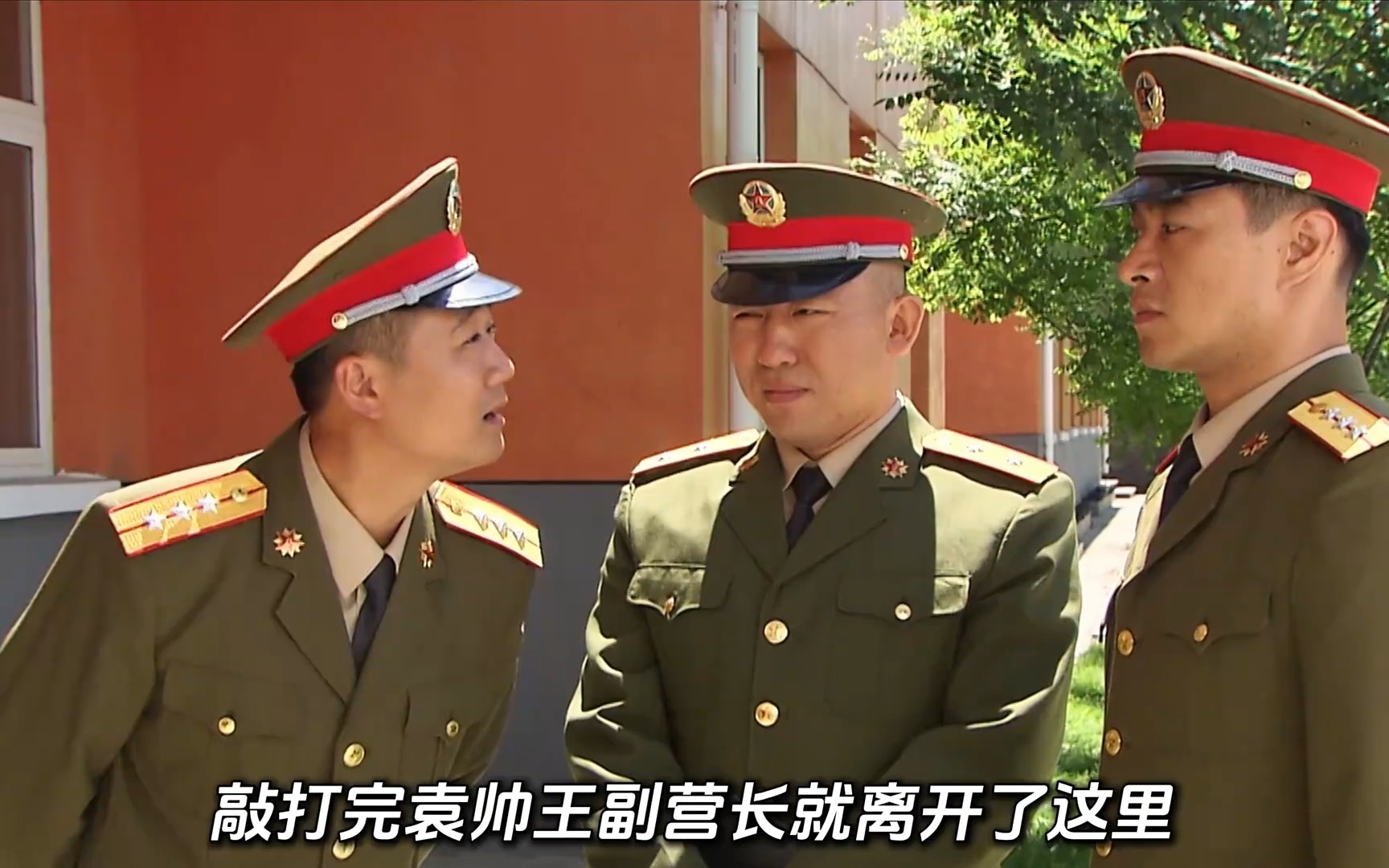 连长给营长送鱼，营长因送的少而生气，事后故意给连长穿小鞋！