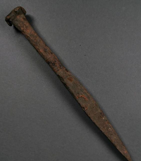 古罗马人的传统刑具——长钉,残忍地将犯人手掌钉在十字架上!