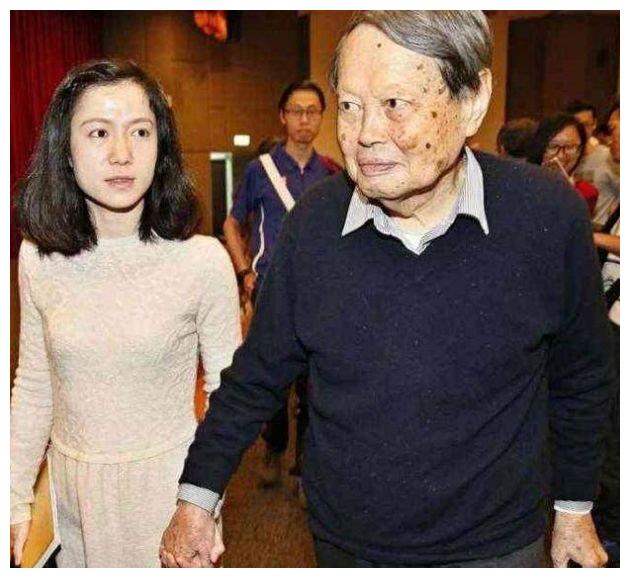 98岁杨振宁携小54岁娇妻亮相杨振宁精神奕奕娇妻却苍老很多