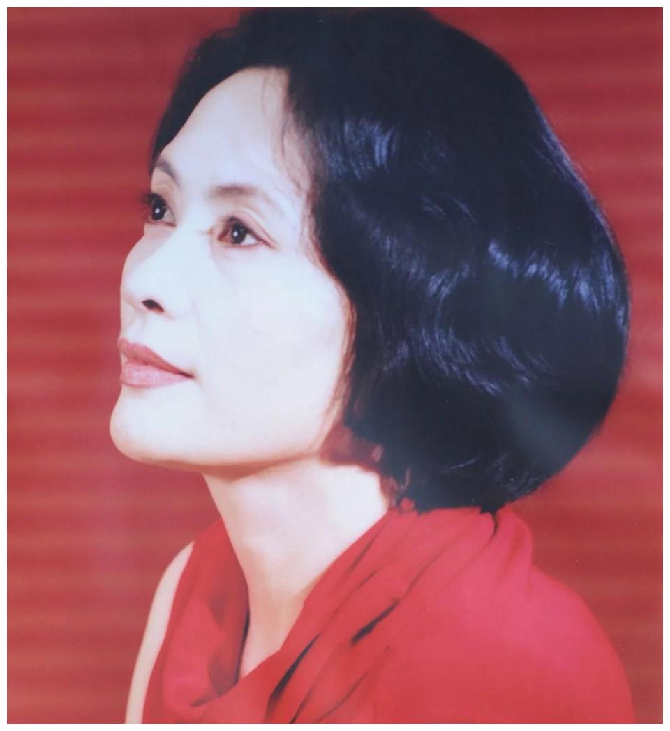 两次获得金鸡奖主演过《刑场上的婚礼》大气端庄美丽的演员宋晓英