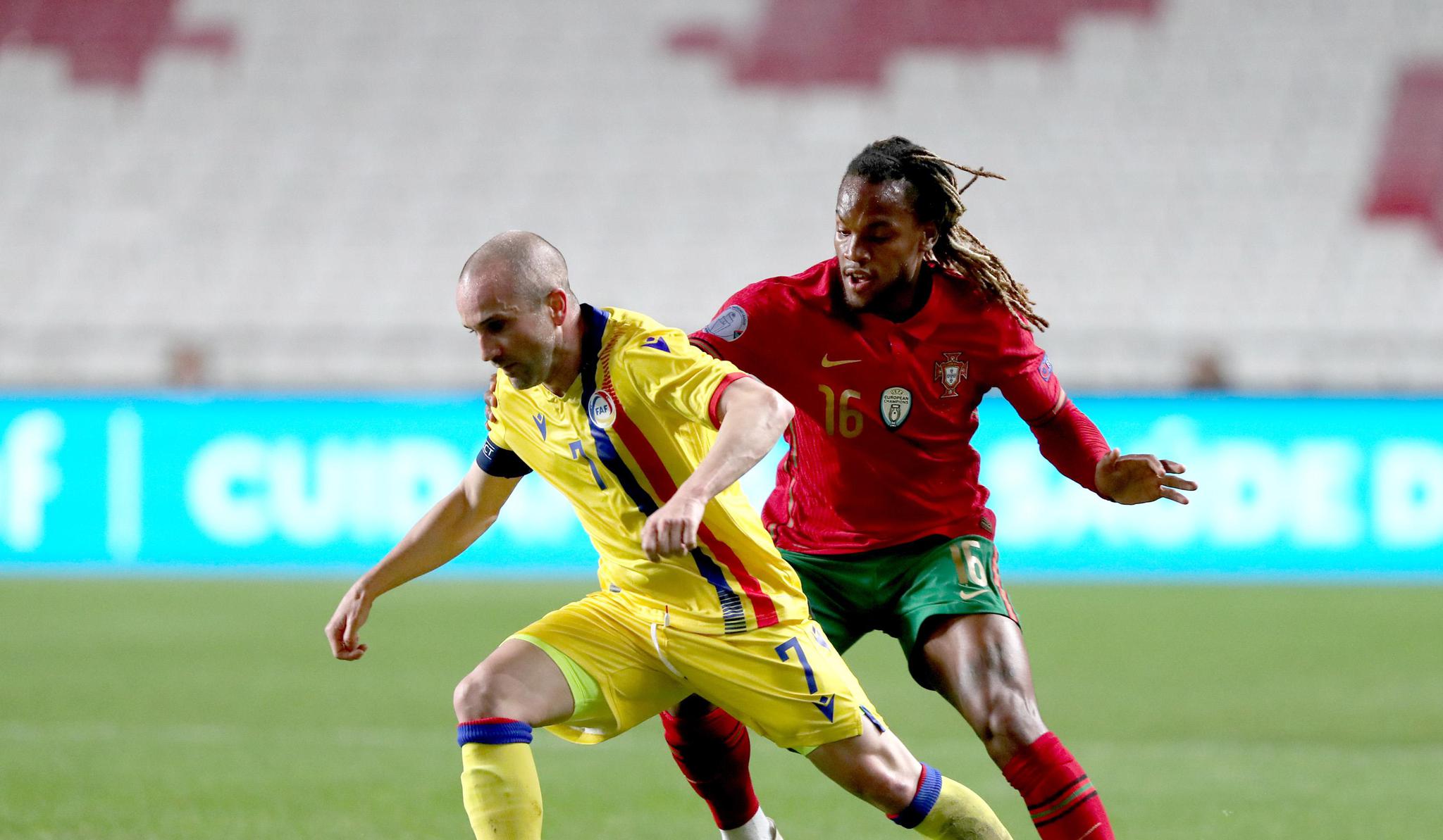 场国际足球友谊赛中,葡萄牙队球员桑切斯(右)防守安道尔队球员普霍尔