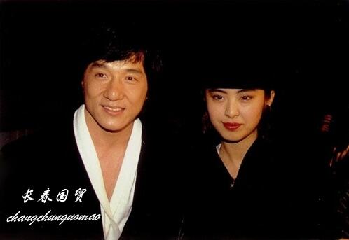 成龙和王祖贤合影旧照曝光二人贴身熊抱十分亲密