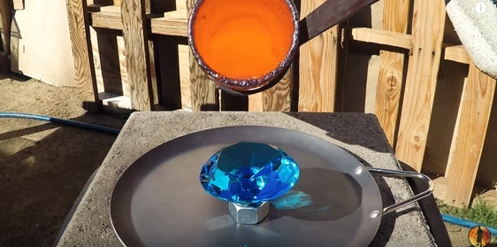 男子将一千多度的液态铜倒在蓝色水钻上,结果出乎意料