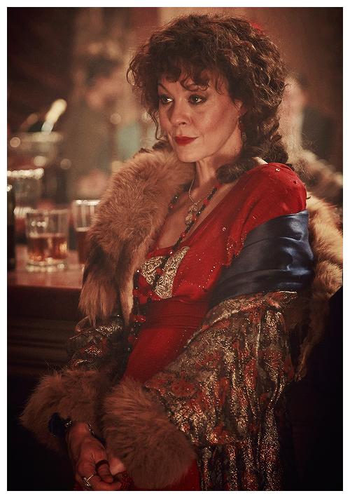 在《哈利·波特》里,她是马尔福的妈妈narcissa malfoy,在最后一刻