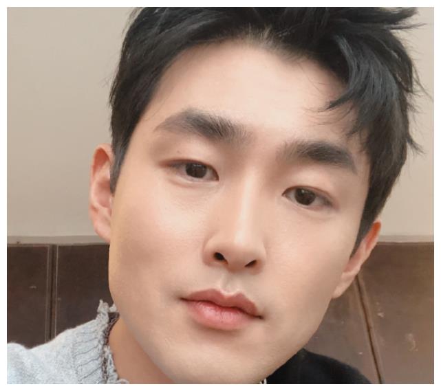 在很多人的印象中,王彦霖并不是那种特别帅气的人,一直以来都留着寸头