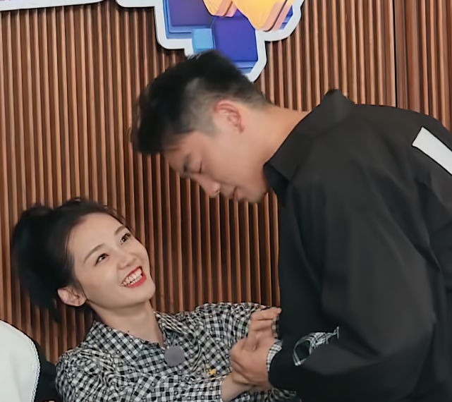 苗苗空降《奔跑吧》,谁注意导演对她的"称呼",暴露郑恺的地位