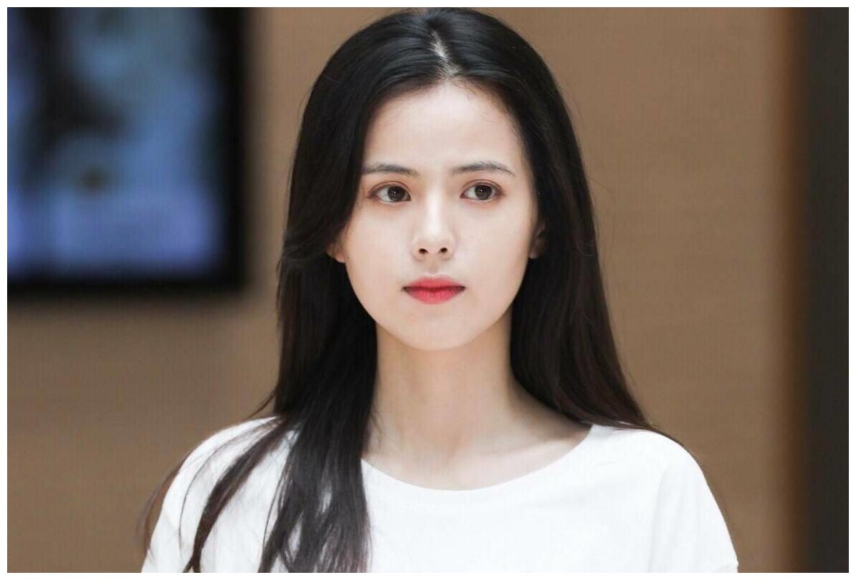 这其中,新生代演员黄日莹要算一个.