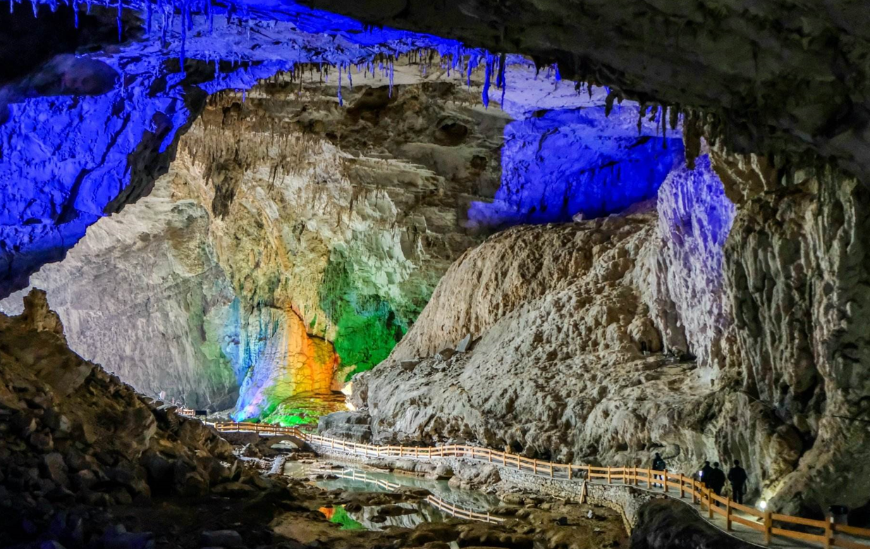 游览百魔洞天然溶洞雄伟壮观亮点颇多
