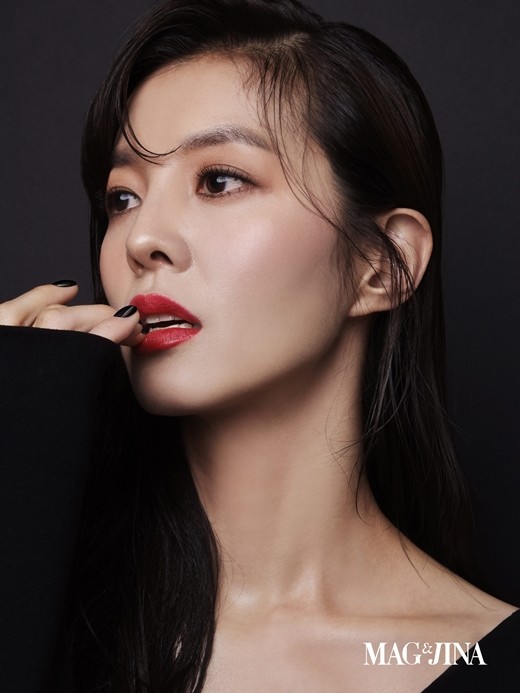 韩国女艺人金成恩最新杂志写真身材曲线辣