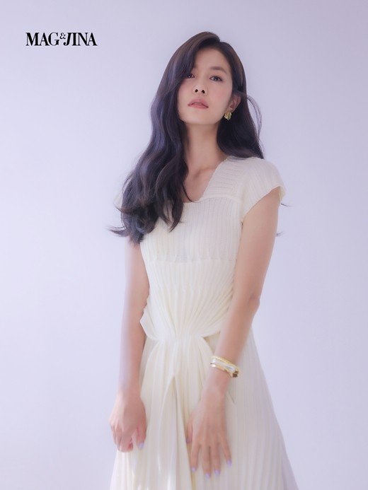 韩国女艺人金成恩最新杂志写真身材曲线辣