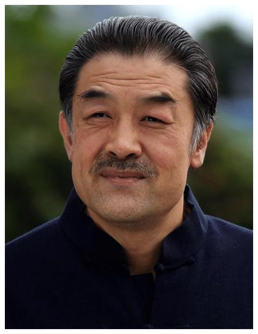 他是娱乐圈的老戏骨,出道36年只演配角,与圈外妻子很幸福!