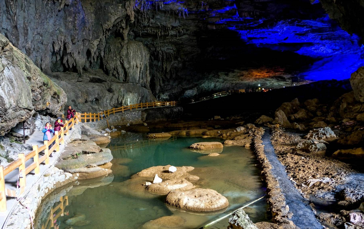 百魔洞纵览景区,共由天坑和后洞以及前洞三部分组成,天坑内生长着许多