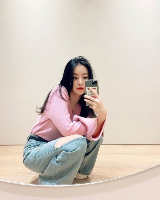 韩国女艺人吴涟序发自拍照 破洞牛仔裤抢眼