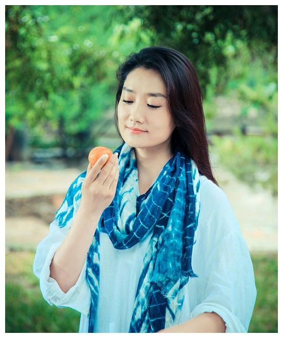 其实论年龄39岁的杨魏玲花在歌手里面不算大,论颜值和身材也是比较