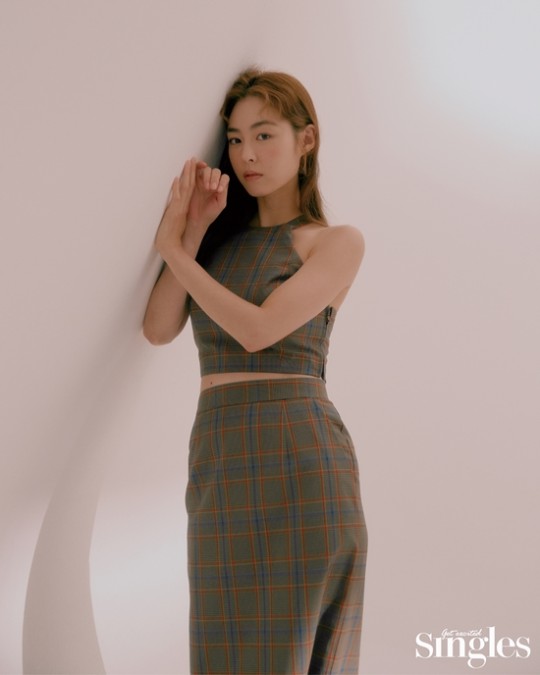 韩国女艺人李沇熹最新杂志写真秀身材比例