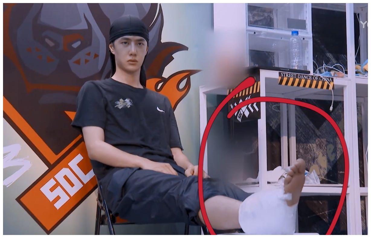 王一博《街舞》脚受伤缠绷带!独自坐在角落里,骨头水肿太心疼|王一博|