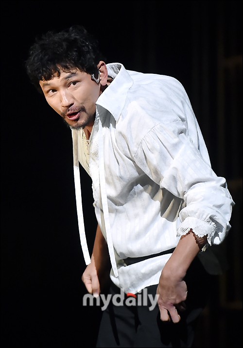 韩国艺人黄政民参加戏剧理查三世首演