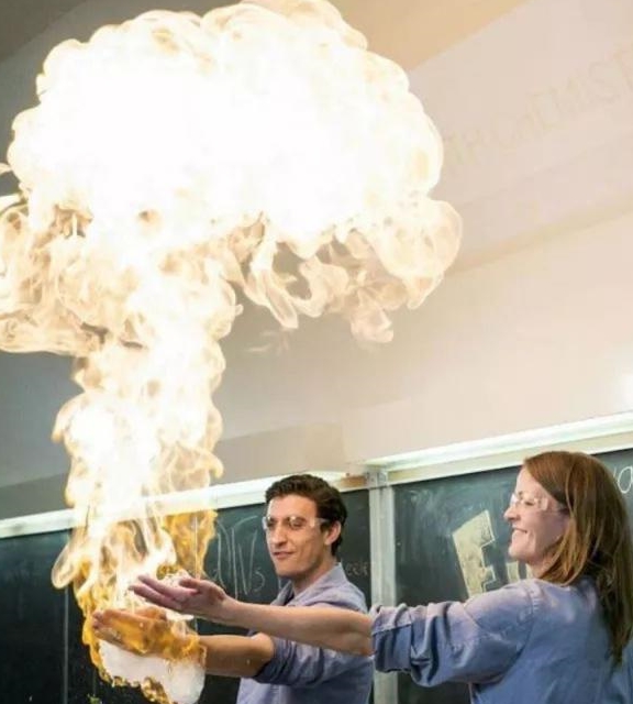 别人家的化学老师课堂上花式玩火学生这不是魔术师吗