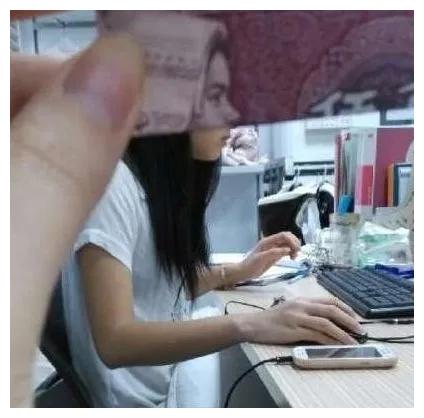 女友新买的裤子非要问我好不好看，我看完顿时感觉好饿啊哈哈哈哈休闲区蓝鸢梦想 - Www.slyday.coM