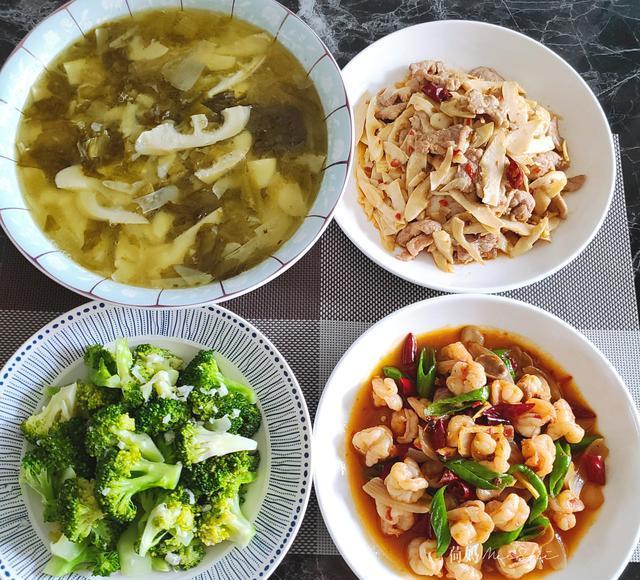节后午餐,我做了三菜一汤,荤素搭配有营养,上桌备受家人喜欢