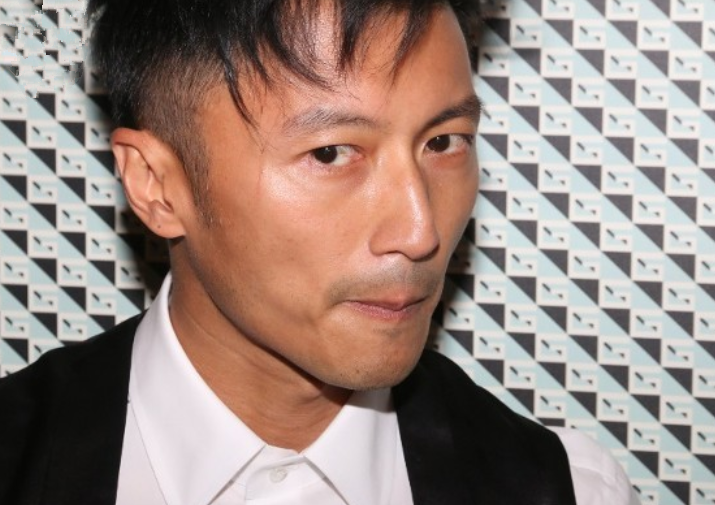 亿万富豪洪永时出席活动4婚外国妻子穿短裙出镜大秀完美身材