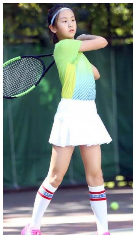 森碟滑板照曝光,穿卡通t配短裙元气十足,12岁这腿长令人羡慕