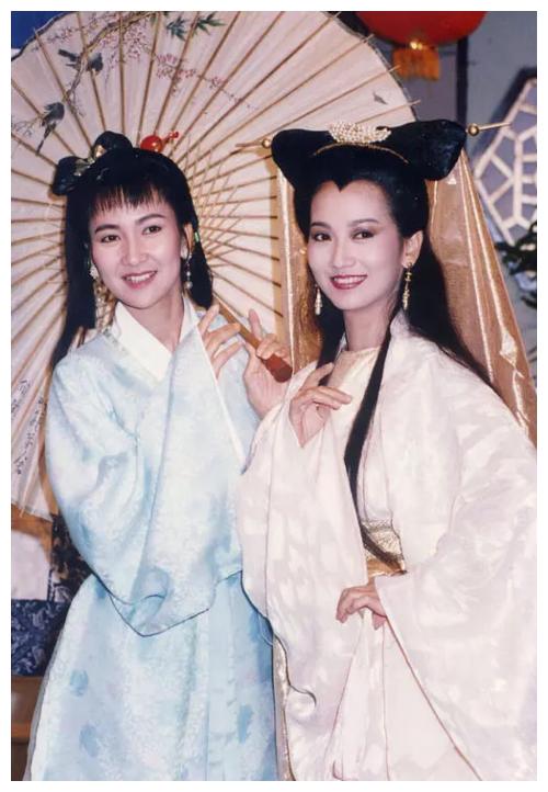 当66岁的白素贞撞上62岁的小青,网友:还是没有玻尿酸的脸自然!