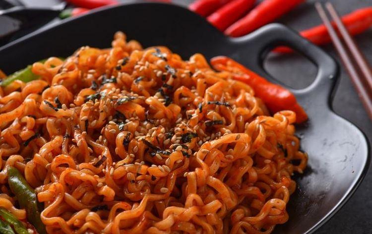 火辣辣的面条,吃得一把鼻涕一把泪.