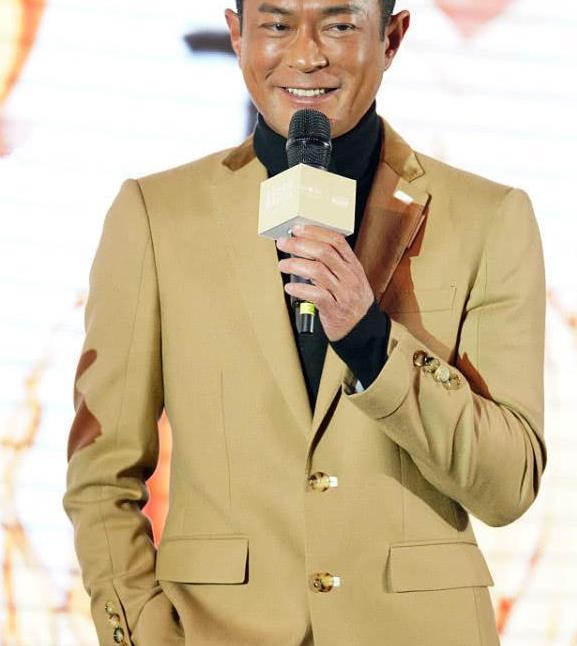 卡其色适合任何肤色的男生,古天乐是那种皮肤偏黑的男生,穿卡其色的