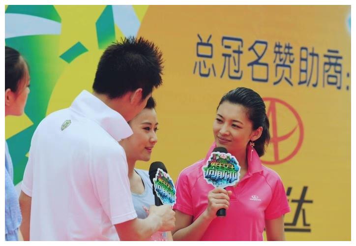 5第一期节目图)为了感谢冲冲家族主持人十年来,冒着骄阳烈日,辛苦录制