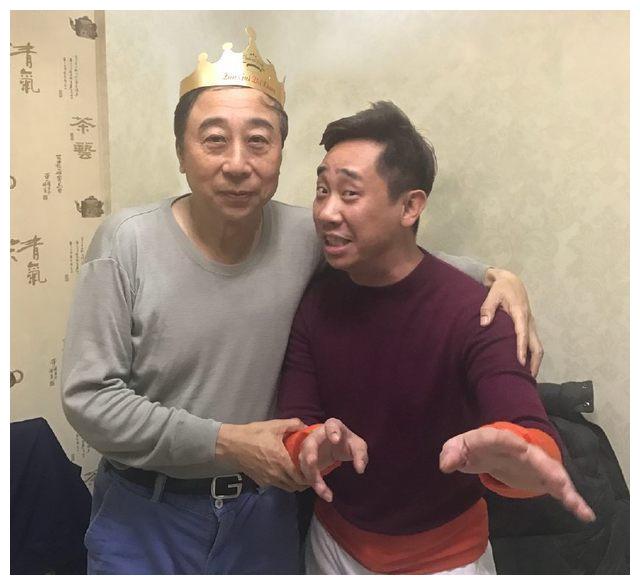 冯巩对贾玲非常仗义如今师父过生日现场特别冷清无人关心