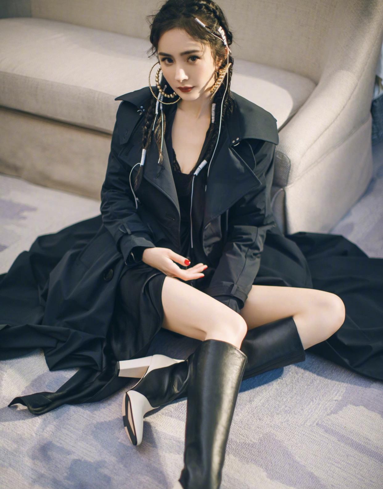 杨幂是比一般人会穿红色吊带裙配高跟鞋港风味十足