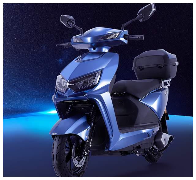 台铃t7是最近新出的大电摩,车长接近1米9,最大宽度也有60多公分,可谓