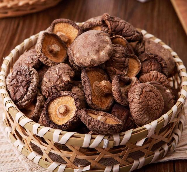 买香菇时,干香菇好还是鲜香菇好?只要满足这些特点,都是好香菇休闲区蓝鸢梦想 - Www.slyday.coM 买香菇时,干香菇好还是鲜香菇好?只要满足这些特点,都是好香菇休闲区蓝鸢梦想 - Www.slyday.coM