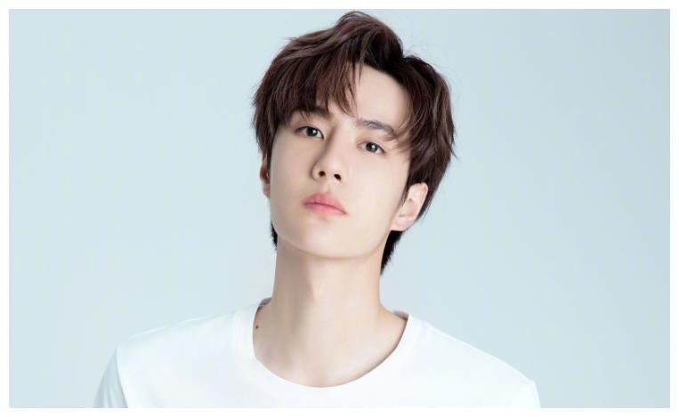 像邓伦,李易峰,任嘉伦,李现等男星都与她合作过,任嘉伦还说过,杨紫