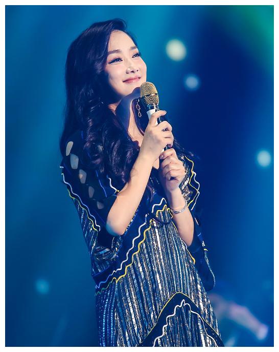 凤凰传奇杨魏玲花:台上"老气",台下"时尚",颜值不输女明星__财经头条