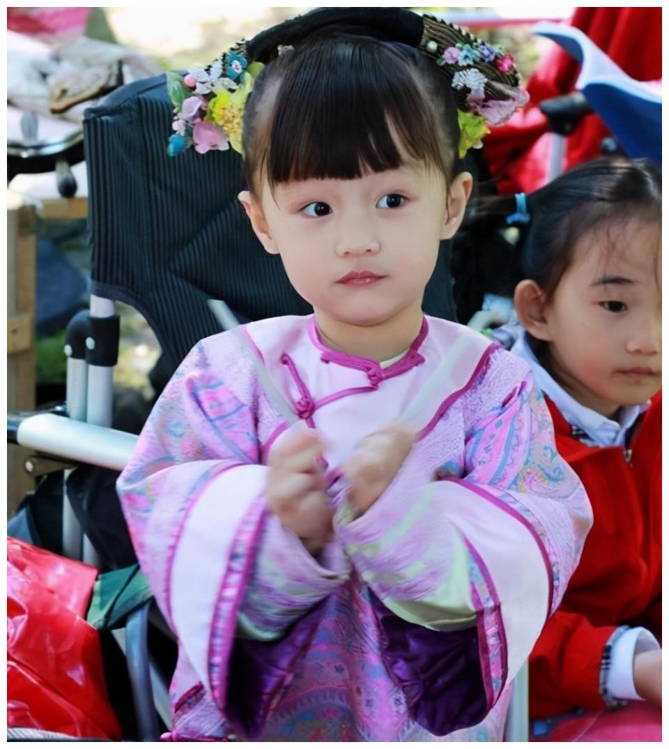 赵薇"女儿"出落成大姑娘了,标准初恋脸,大长腿吸睛又美又飒|纪姿含