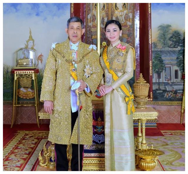 文莱王后对王妃一脸微笑,泰国王后却对贵妃表情冷漠