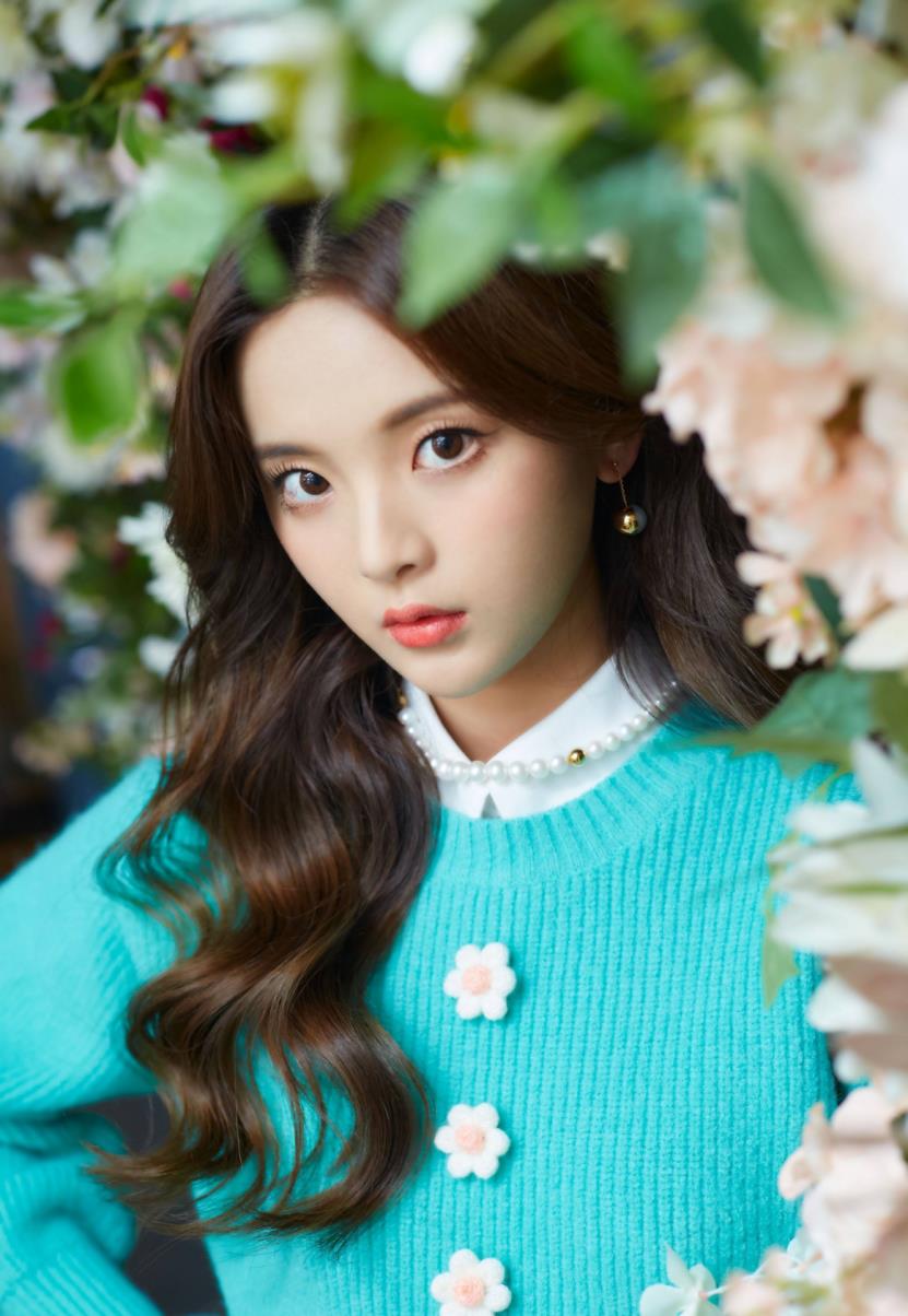 被杨超越的可爱风针织衫穿搭萌化了蝴蝶结针织衫扎麻花辫超美